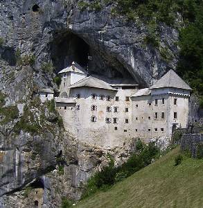 predjama-castle