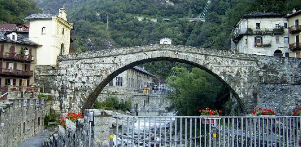 Pont Saint Martinポン・サン・マルタン：Ponte-Romano：BC1世紀建造のオリジナルの橋