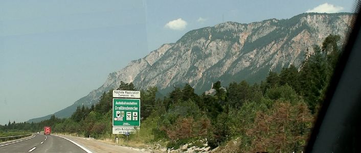 イタリア・Camporosso付近の大分水嶺：Karnische-Alpenはドロマイト系の岩山