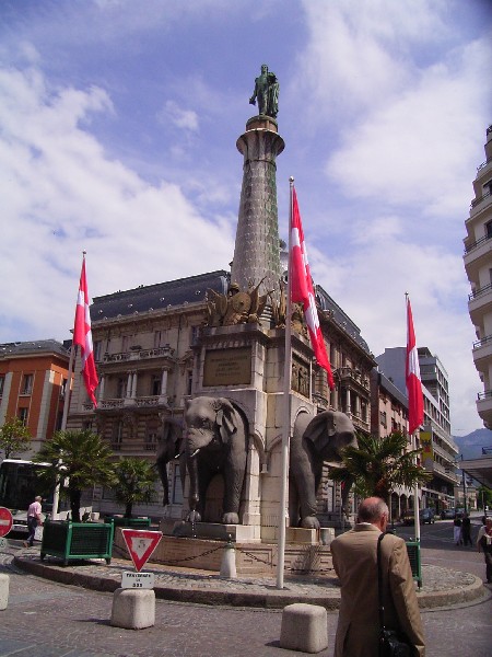 街の象徴の象の碑