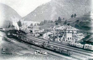 Il treno ai tempi della prima guerra mondiale, presso la stazione di Castello