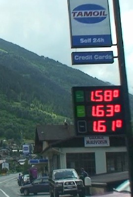 スイスのガソリンは1.58chf/リッターに対し、ディーゼルは1.61と高い