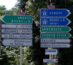 フランスは高速道路(青)、一般道(緑)と逆