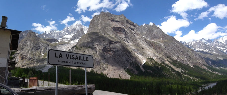 Val Veni：Visailleから見るAig Noire de Peuterey3773m & MonteBianco4807m