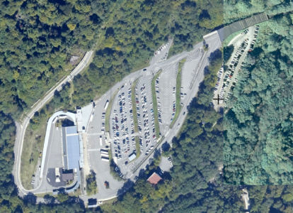 扇沢駅と駐車場：Gmaps航空写真